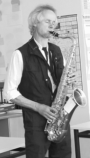 Rainer Spallek spielt Saxofon